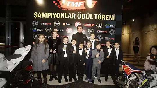 10 yaşındaki Ayvalıklı motosikletçi kupasına kavuştu
