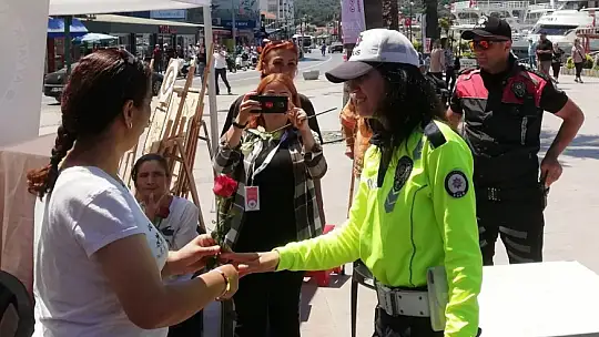 Ayvalık polisi engellilerin yanında