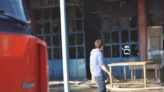 Ayvalık'ta hurda tüpler patladı, ortalık savaşa alanına döndü