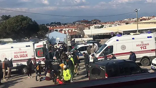Ayvalık'ta motosiklet ticari araçla çarpıştı: 2 yaralı