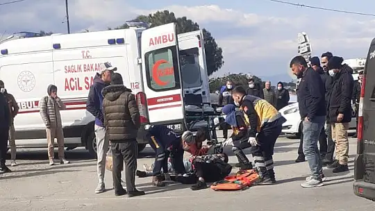 Ayvalık'ta motosiklet ticari araçla çarpıştı: 2 yaralı