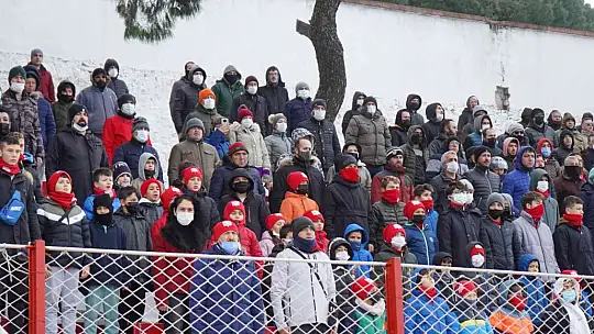 Ayvalıkgücü Belediyespor'a liderlik çok yakıştı