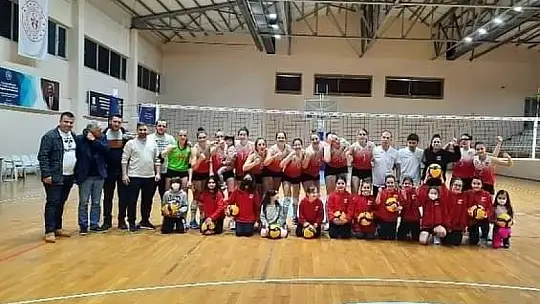 Ayvalıkgücü voleybolda doludizgin gidiyor