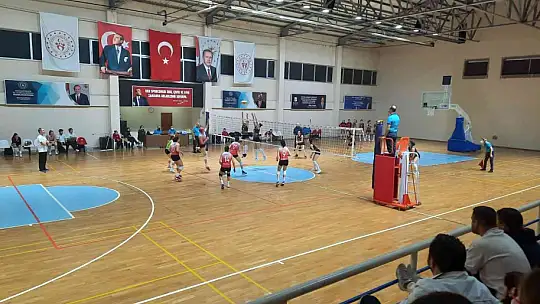Ayvalıkgücü voleybolda doludizgin gidiyor