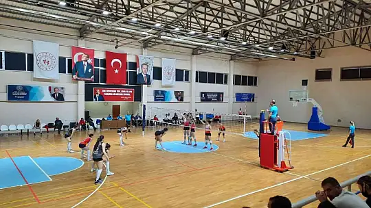 Ayvalıkgücü voleybolda doludizgin gidiyor