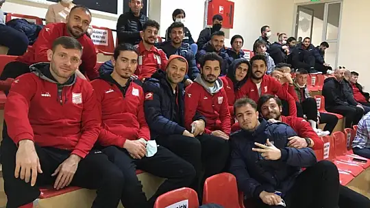 Ayvalıkgücü voleybolda doludizgin gidiyor