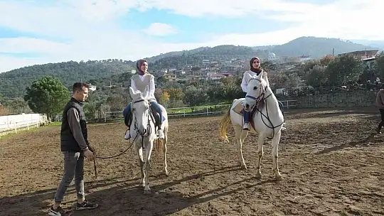 Balıkesir'de kız öğrencilere at binme dersi