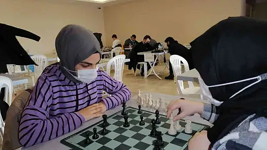 Balıkesirli gençler turnuvalarda buluştu