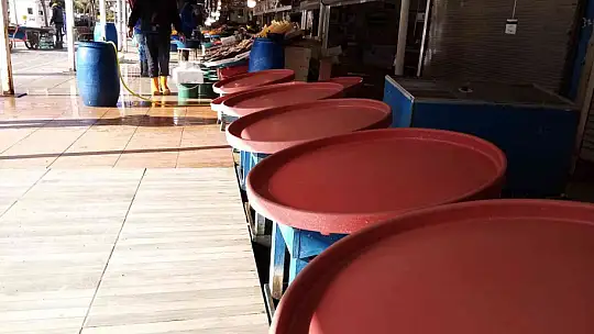 Fırtına balık tezgahlarına esti
