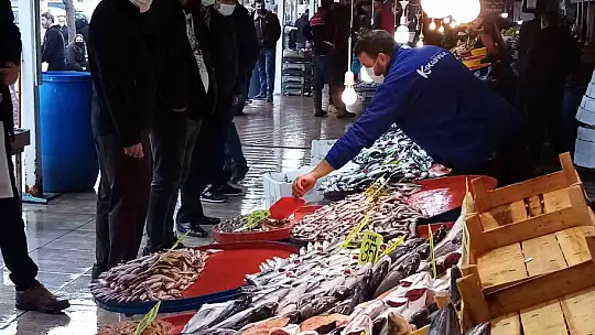 Hamsi Gürcistan'a kaçtı, tezgahlar yavru uskumruyla doldu
