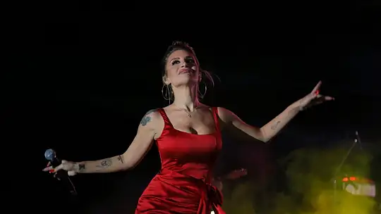 İrem Derici Edremit'te sahne aldı