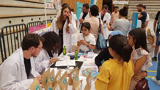 Kurdukları stand'la sokak hayvanlarını sahiplendirdiler