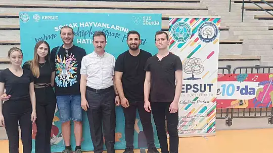 Kurdukları stand'la sokak hayvanlarını sahiplendirdiler
