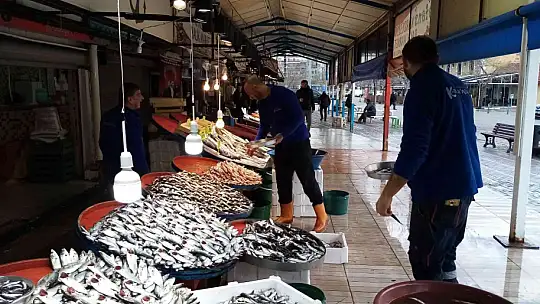 Lodos esti, balık tezgâhları şenlendi