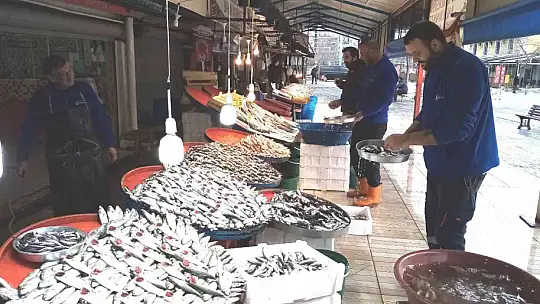 Lodos esti, balık tezgâhları şenlendi