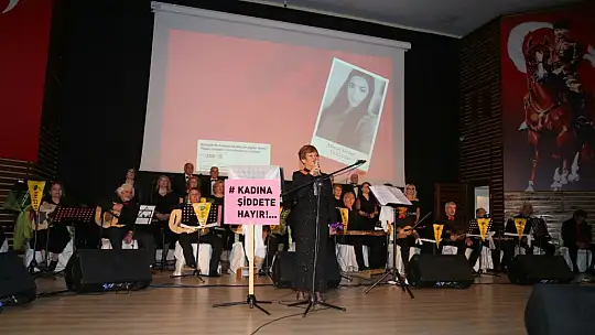Şarkılarını 'Kadına Şiddete hayır' sloganıyla söylediler