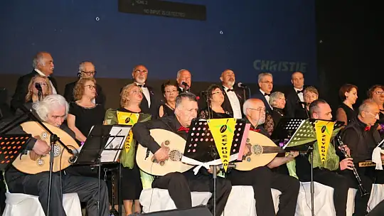 Şarkılarını 'Kadına Şiddete hayır' sloganıyla söylediler