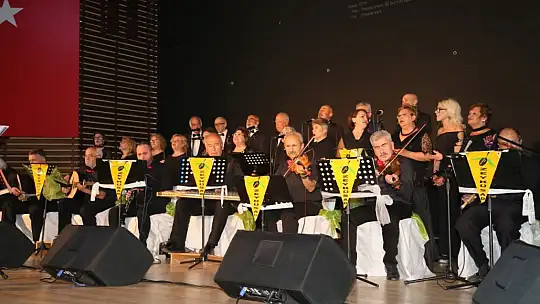 Şarkılarını 'Kadına Şiddete hayır' sloganıyla söylediler