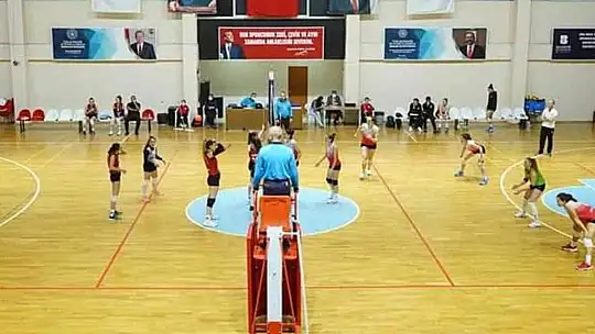 Voleybolda Ayvalık derbisini Kırmızı Şimşekler kazandı