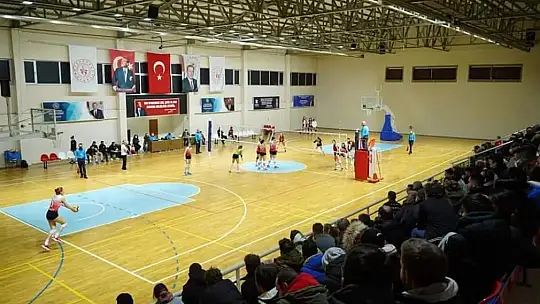Voleybolda Ayvalık derbisini Kırmızı Şimşekler kazandı