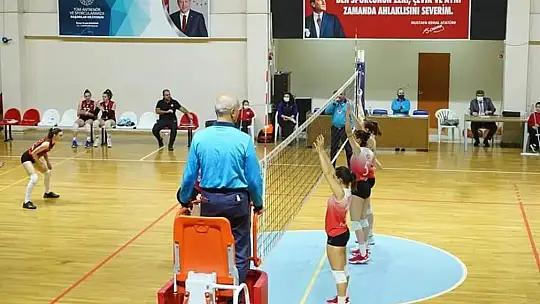 Voleybolda Ayvalık derbisini Kırmızı Şimşekler kazandı