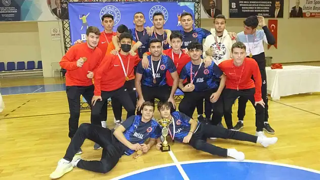 Balıkesir'de Okul Sporları Bölge Birinciliği ödül töreni coşkusu