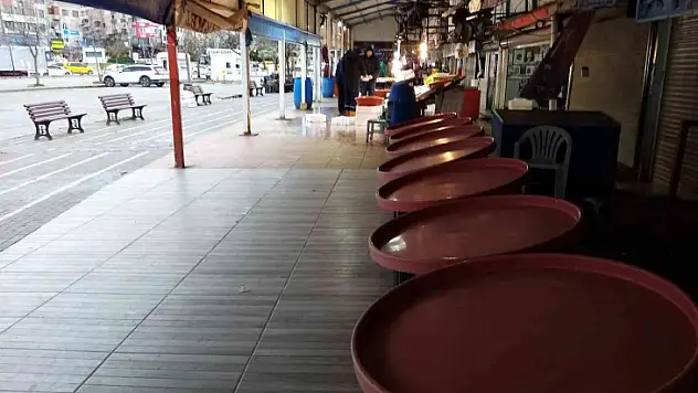 Fırtına balık tezgahlarını süpürdü
