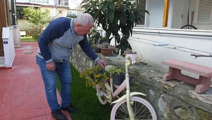 Balıkesir'de çiçek hırsızı kadın, güvenlik kamerasına yakalandı