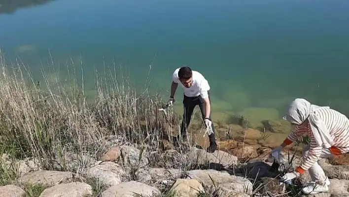 Doğa dostu üniversite öğrencilerden çevre temizliği