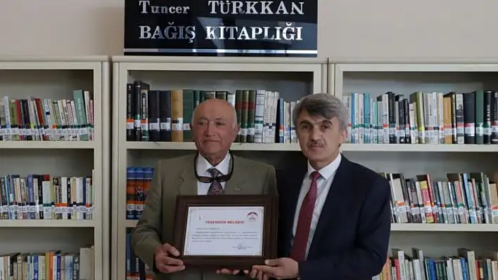 Tuncer Türkkan DPÜ'ye 864 kitap bağışladı