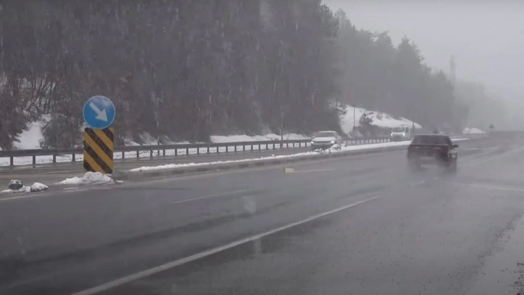 Bolu Dağı'nda yoğun kar yağışı etkili oluyor