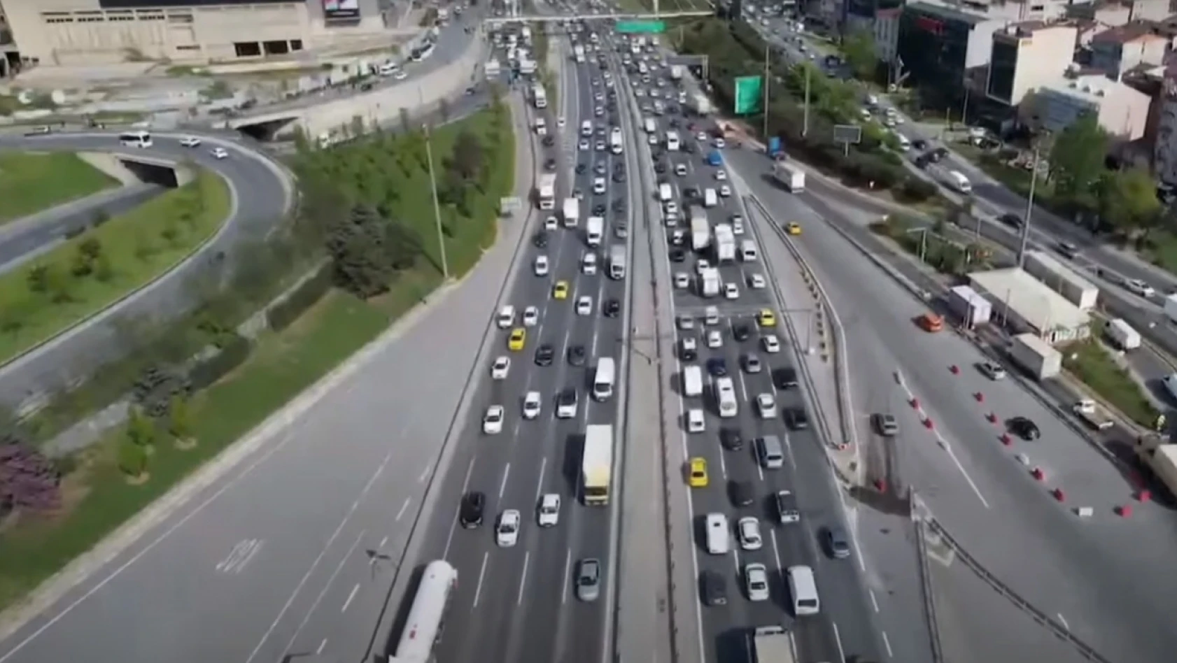 Yola çıkacaklar dikkat! İstanbul'da bayram trafiği başladı