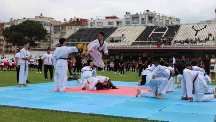 Aydın'da gençlerin gösterileri ayakta alkışlandı