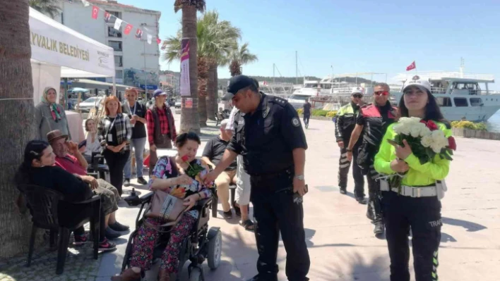 Ayvalık polisi engellilerin yanında