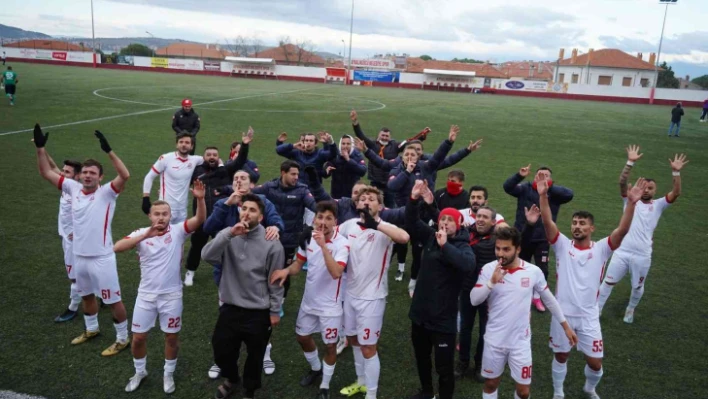 Ayvalıkgücü Belediyespor'a liderlik çok yakıştı