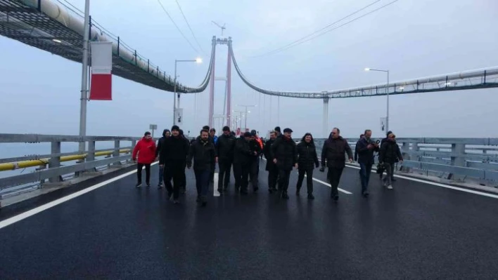 Bakan Karaismailoğlu gün doğumunda 1915 Çanakkale Köprüsü'nde yürüdü