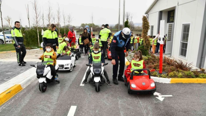 Balıkesir'de çocuklara uygulamalı trafik eğitimi