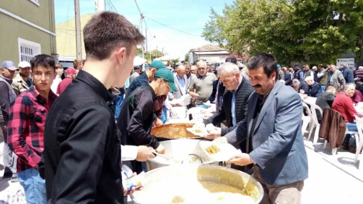 Bandırma Doğa Mahallesinde binlerce kişiye  hayır yemeği verildi