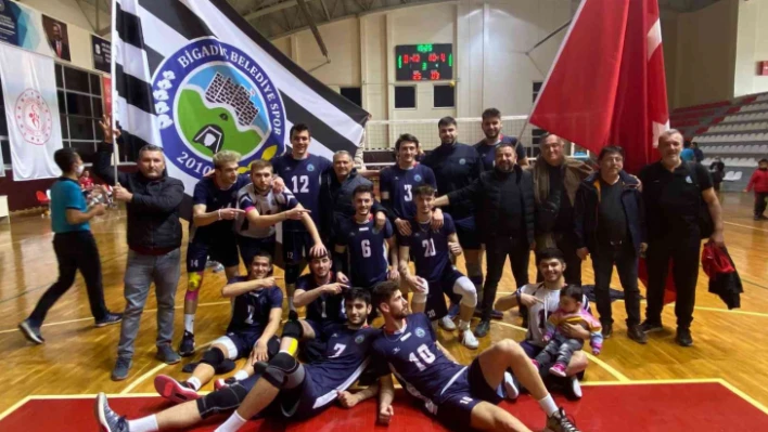 Bigadiç Belediyespor lideri devirdi