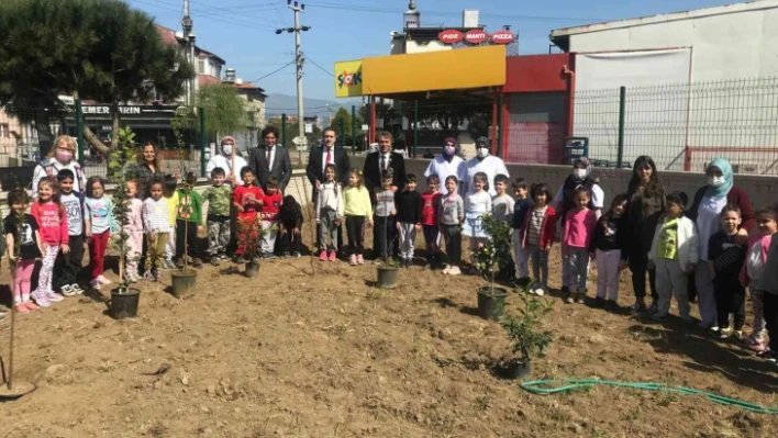 Burhaniye' de Kaymakam Memiş, anaokulu öğrencileri ile fidan dikti