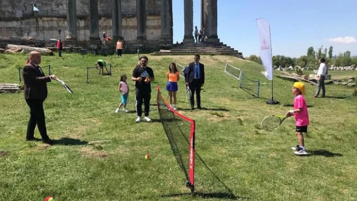 Çavdarhisar Aizanoi Antik Kenti'nde Sokak tenisi turnuvası