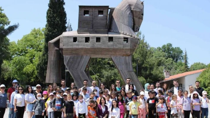 ÇOMÜ öğrencileri, ilkokul öğrencilerini Troya müzesine götürdü