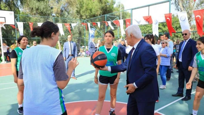 Datça'ya Basketbol ve Voleybol sahası