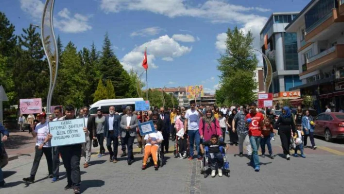 Engellilerden farkındalık yürüyüşü