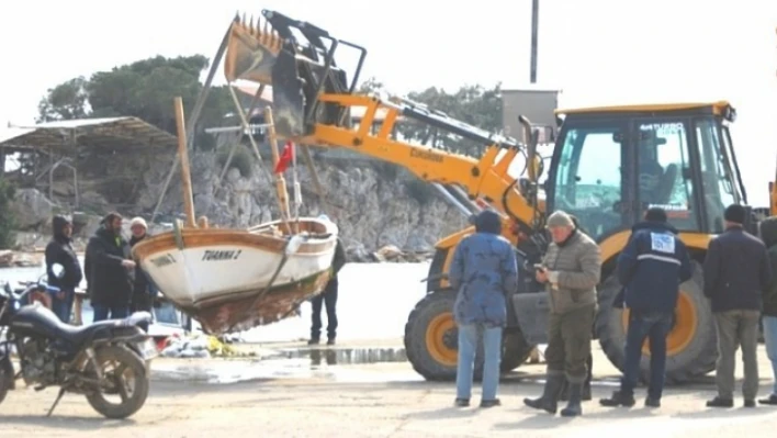 Erdek'te kayıp olan tekneyi balıkçılar buldu