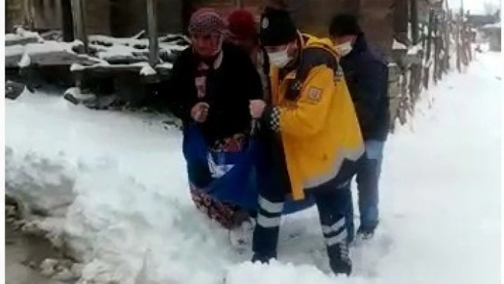 Felç geçiren hastayı iş makinesiyle yolu açarak hastaneye yetiştirdiler