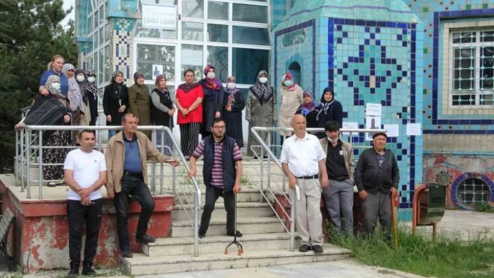 Kütahyalı vatandaşlar: 'Çinili Camii derhal ibadete açılsın'