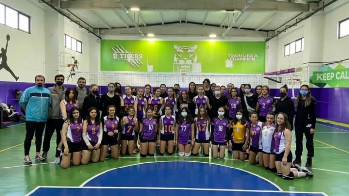 Liseler arası voleybol turnuvasında Ayvalık Özel Uğur Anadolu Lisesi yarı finale yükseldi