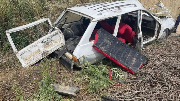 Manisa'da lastiği patlayan otomobil tarlaya devrildi, 2 kişi ölümden döndü