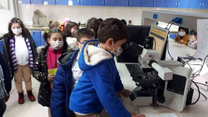 Profesör Satıl'dan minik öğrencilere biyoloji dersi